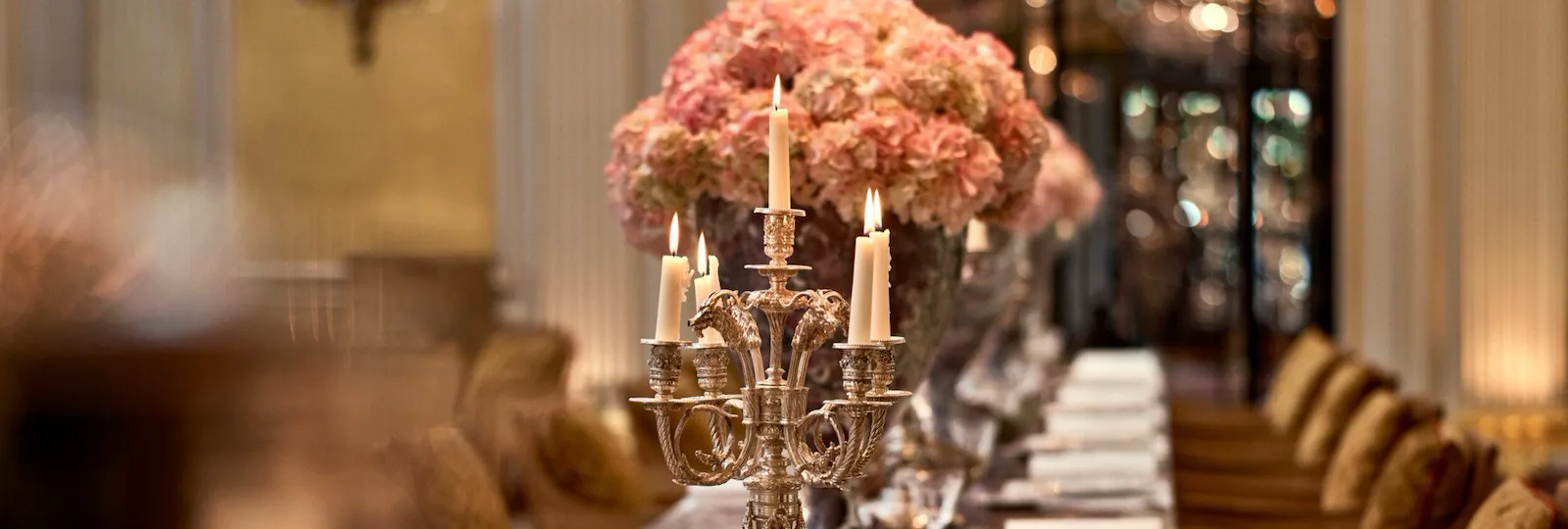 Jean Imbert au Plaza Athénée : la table centrale en marbre, agrémentée de fleurs roses et de chandeliers. A l'hôtel Plaza Athénée, Paris