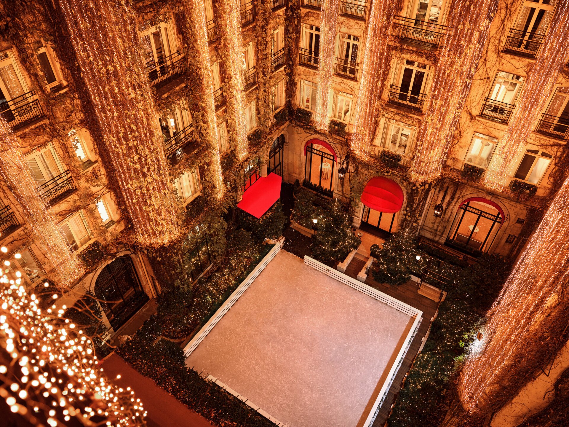Picture of the Courtyard with the ice rink.