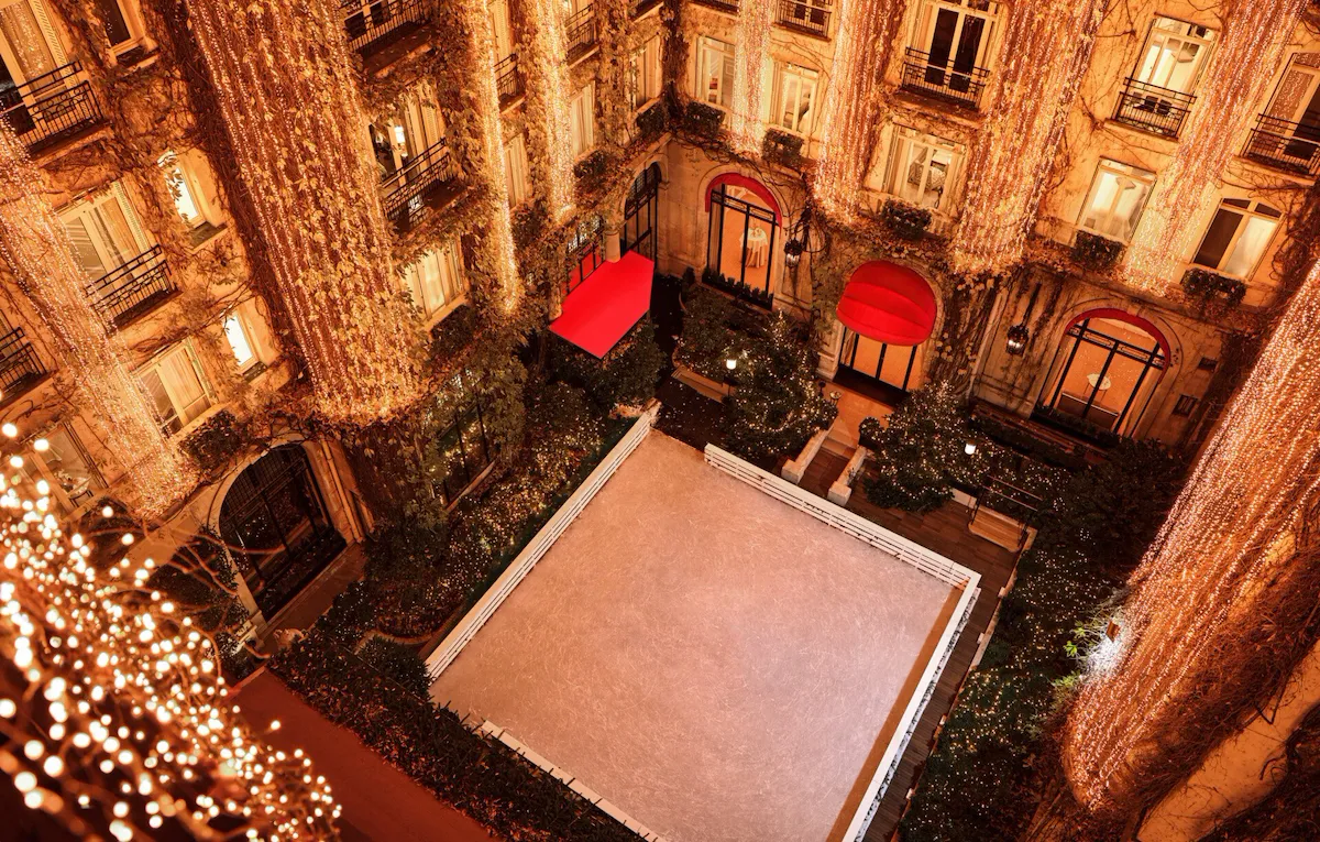 Picture of the Courtyard with the ice rink.