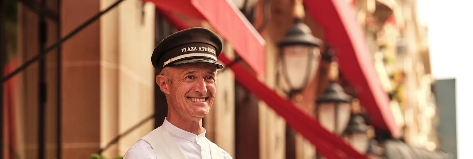 Il s'agit d'un gros plan du portier devant l'entrée du Plaza Athénée.