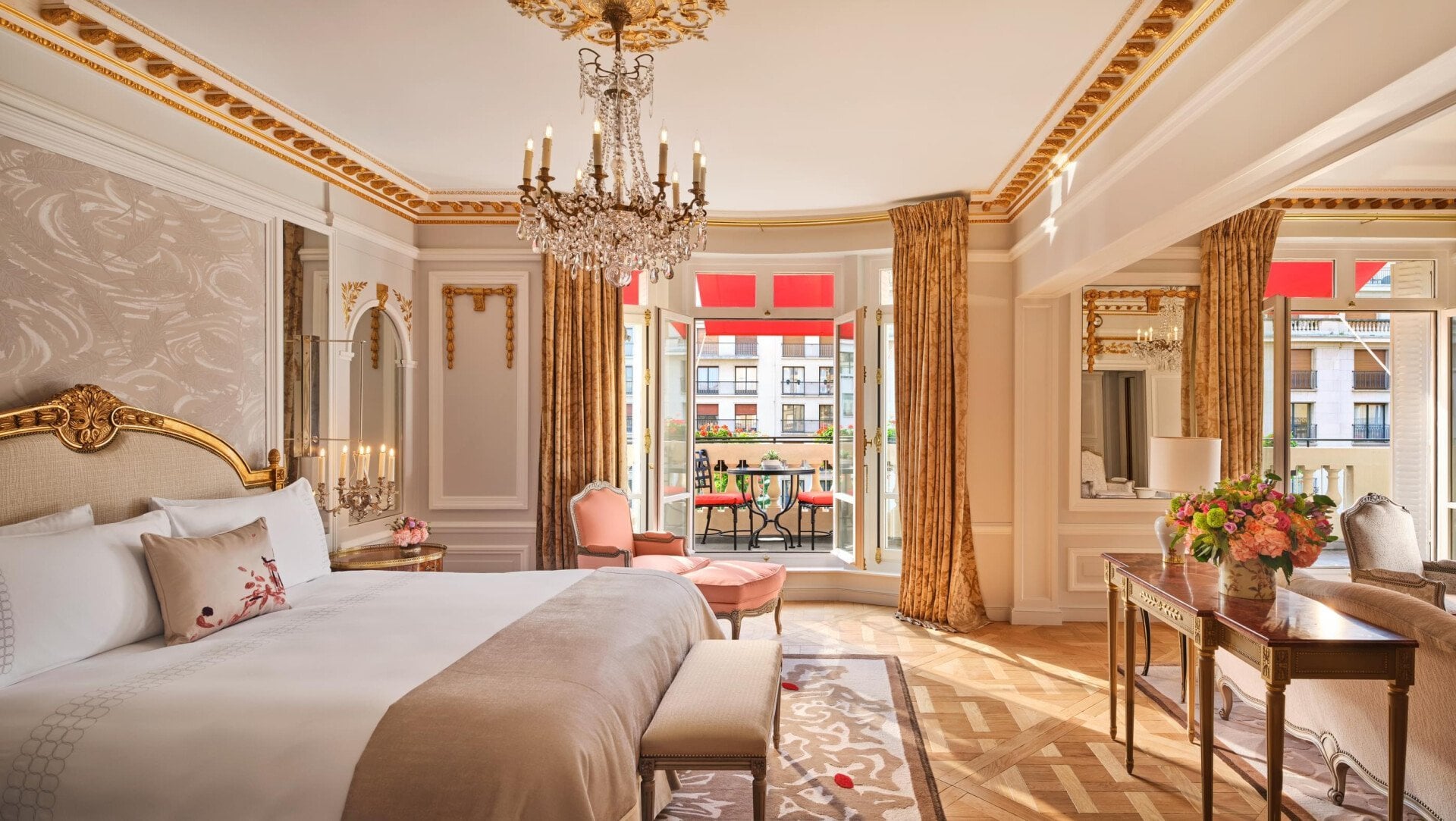 Images of the Royal Suite of the Plaza Athénée 