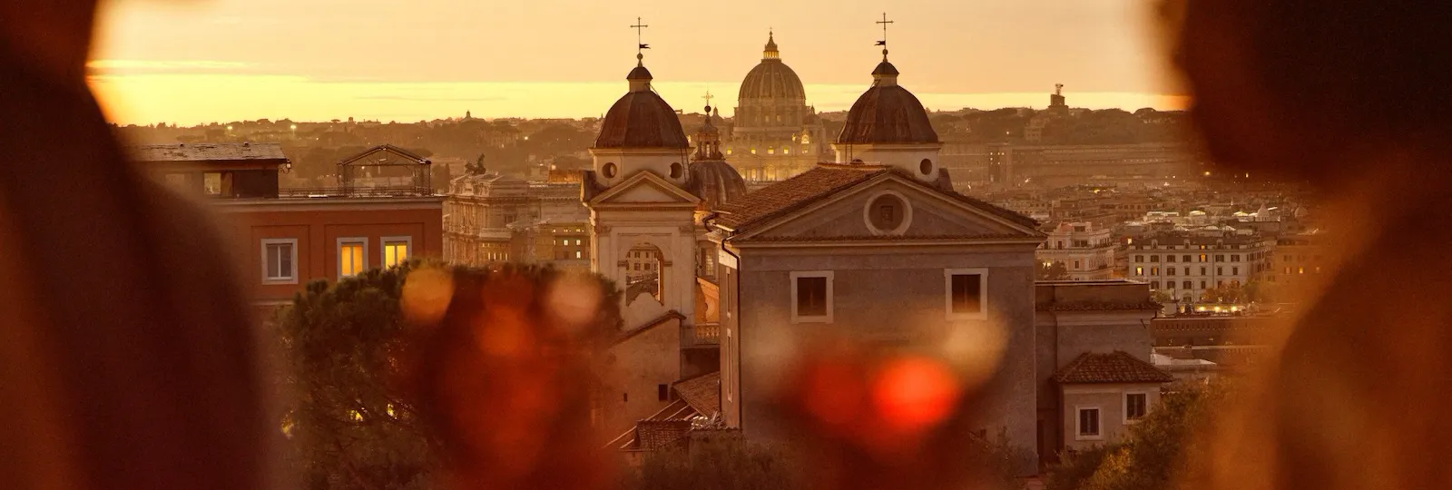 Coppia che ammira il panorama sorseggiando un drink al bar Il Giardino