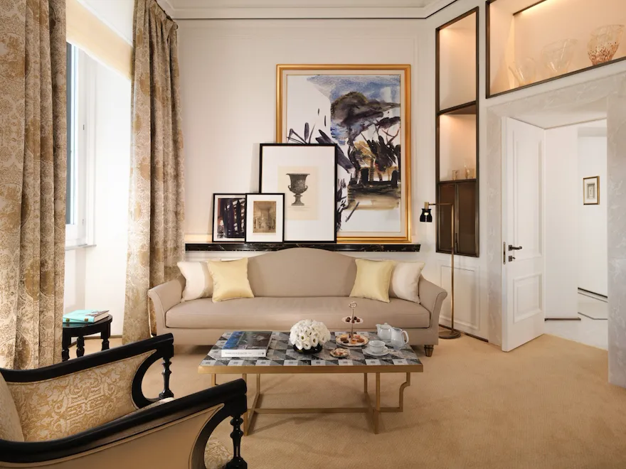 Salotto di una classic suite a Hotel Eden, Roma