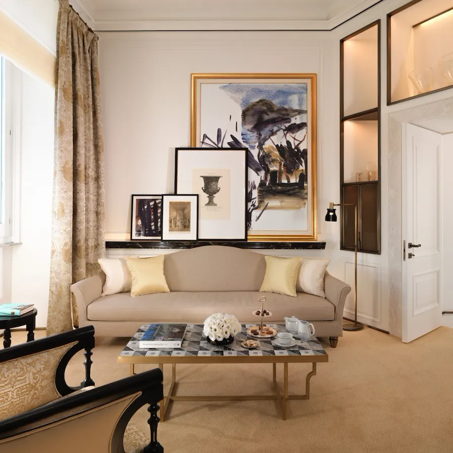 Salotto di una classic suite a Hotel Eden, Roma