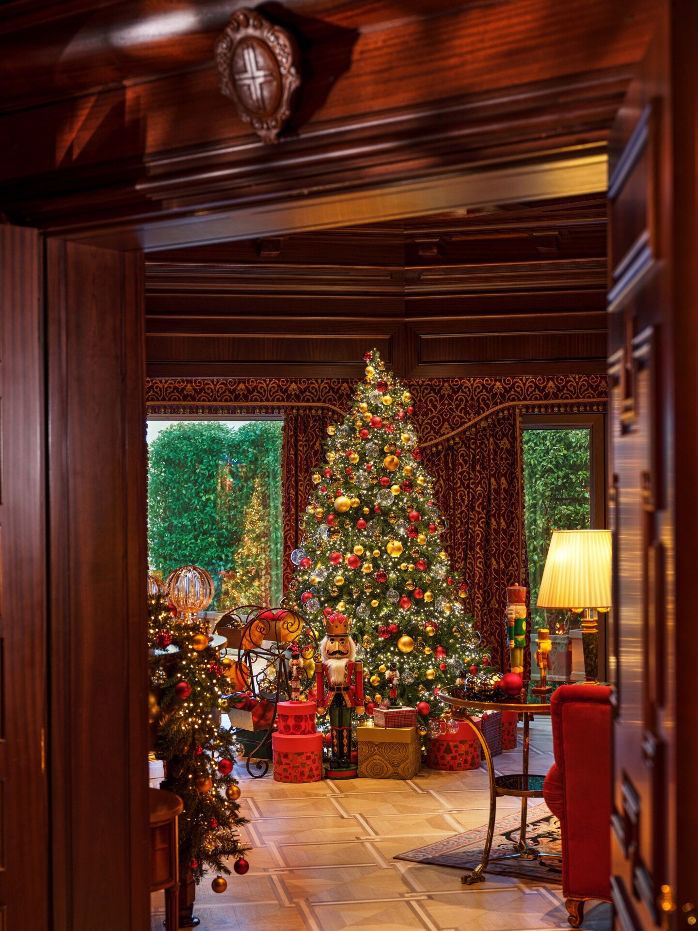 Soggiorno della Suite Presidenziale con allestimento natalizio