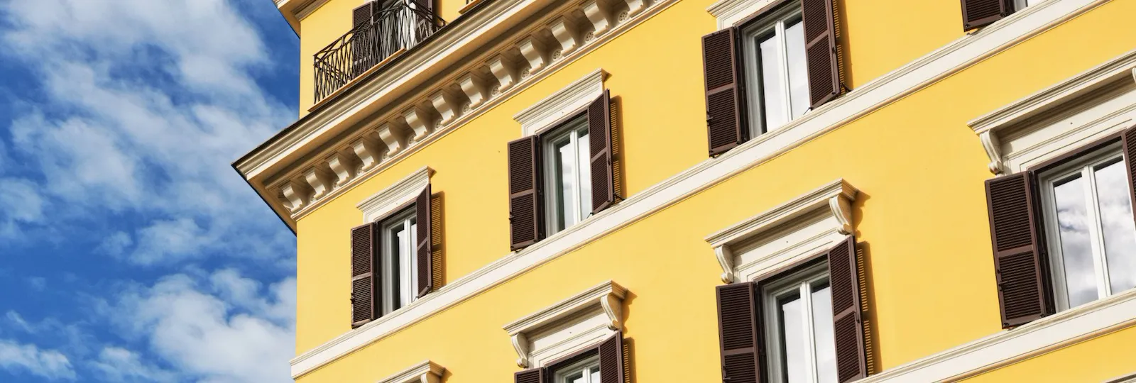 Dettaglio della facciata di Hotel Eden Roma