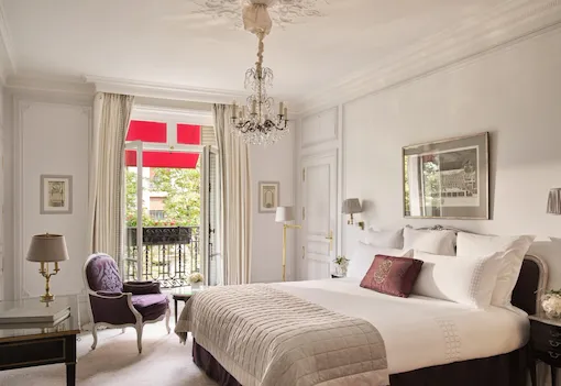 Voici la chambre de la chambre Deluxe Av. Montaigne View #206 au Plaza Athénée.