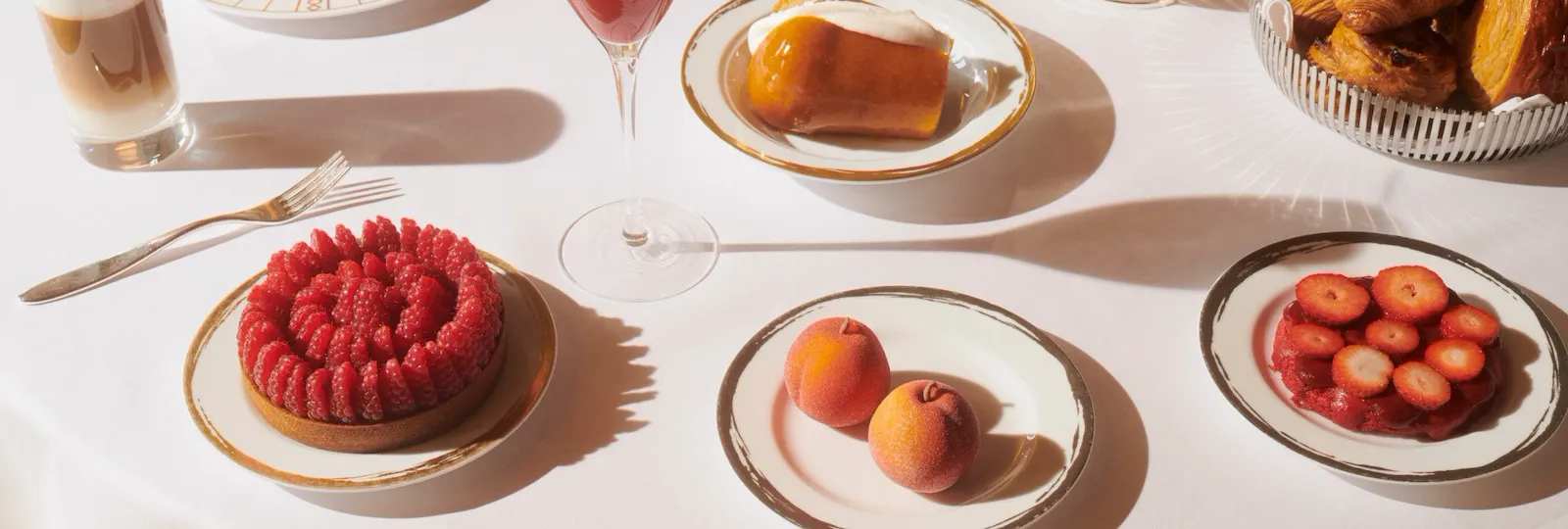 Table de brunch composée d'une sélection de desserts au Meurice, Paris - Dorchester Collection