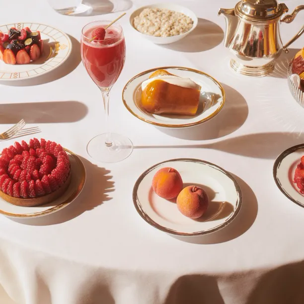 Table de brunch composée d'une sélection de desserts au Meurice, Paris - Dorchester Collection
