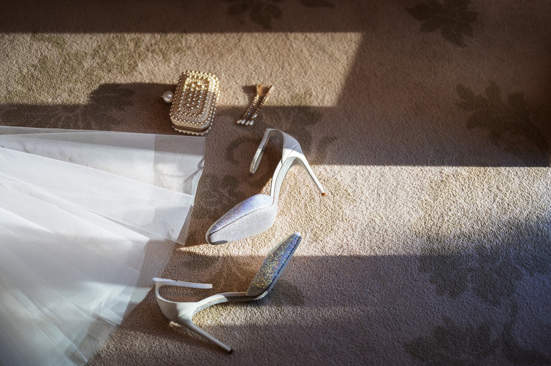 Details of the bride's accessories 