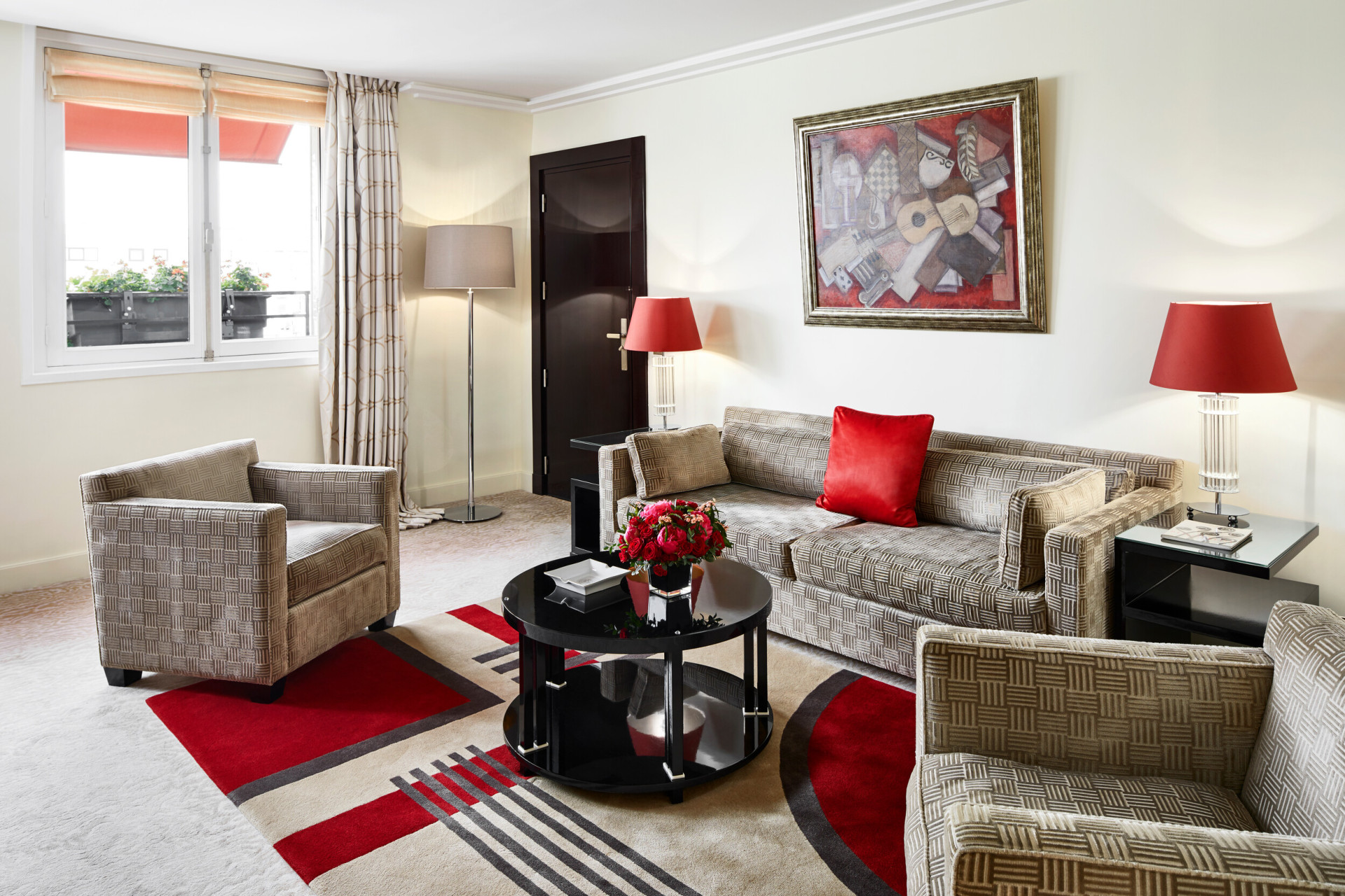 Il s'agit du salon de la Junior Suite Prestige de l'Hôtel Plaza Athénée. 