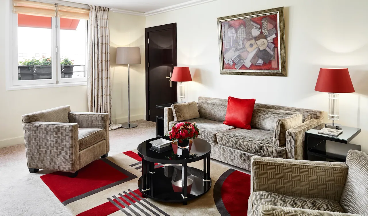 Il s'agit du salon de la Junior Suite Prestige de l'Hôtel Plaza Athénée.