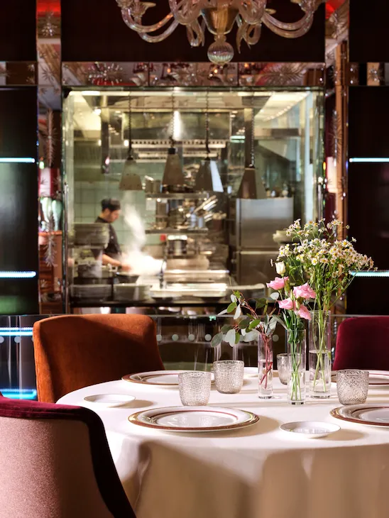 Cucina a vista di Acanto con gli chef al lavoro