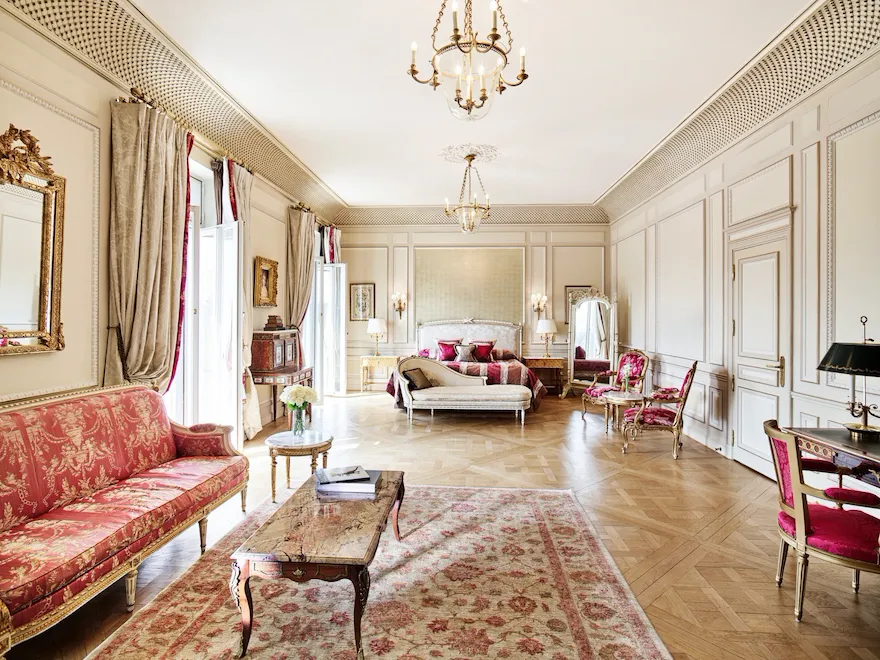 Vue d'ensemble de la suite Versailles au Meurice, Paris.
