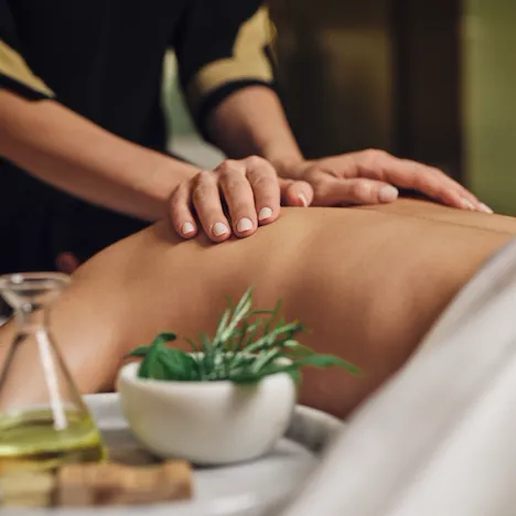 Back massage with oil at the Eden Spa.