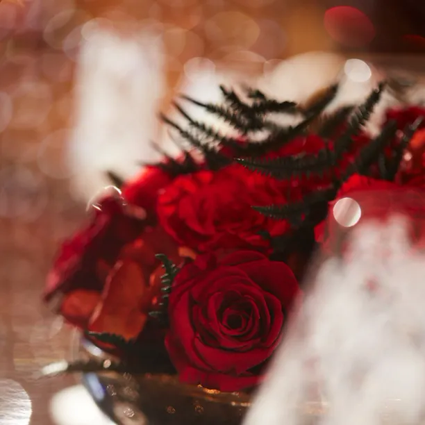 Close up of one of the Tavolo Cristallo's bouquet flowers with red roses