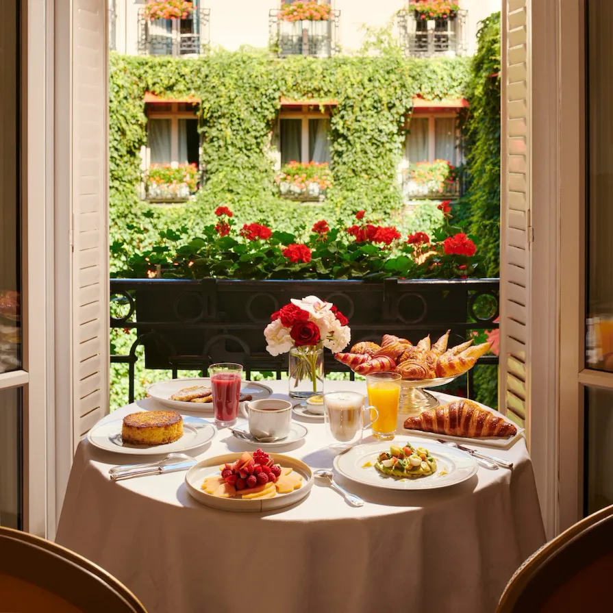 Images du brunch en salle présentant des pâtisseries et des fruits frais avec vue sur La Cour Jardin