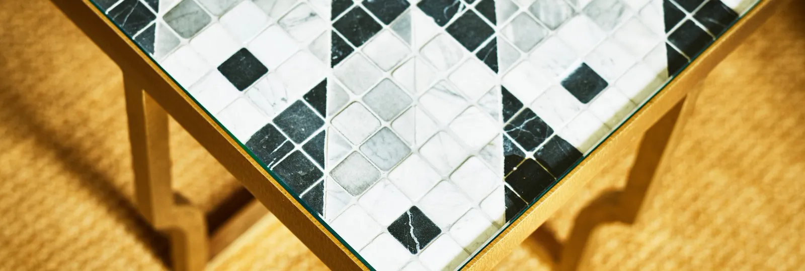 Tavolo da salotto con superficie in mosaico in una suite a Hotel Eden, Rome