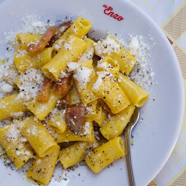 Un piatto di rigatoni alla carbonara