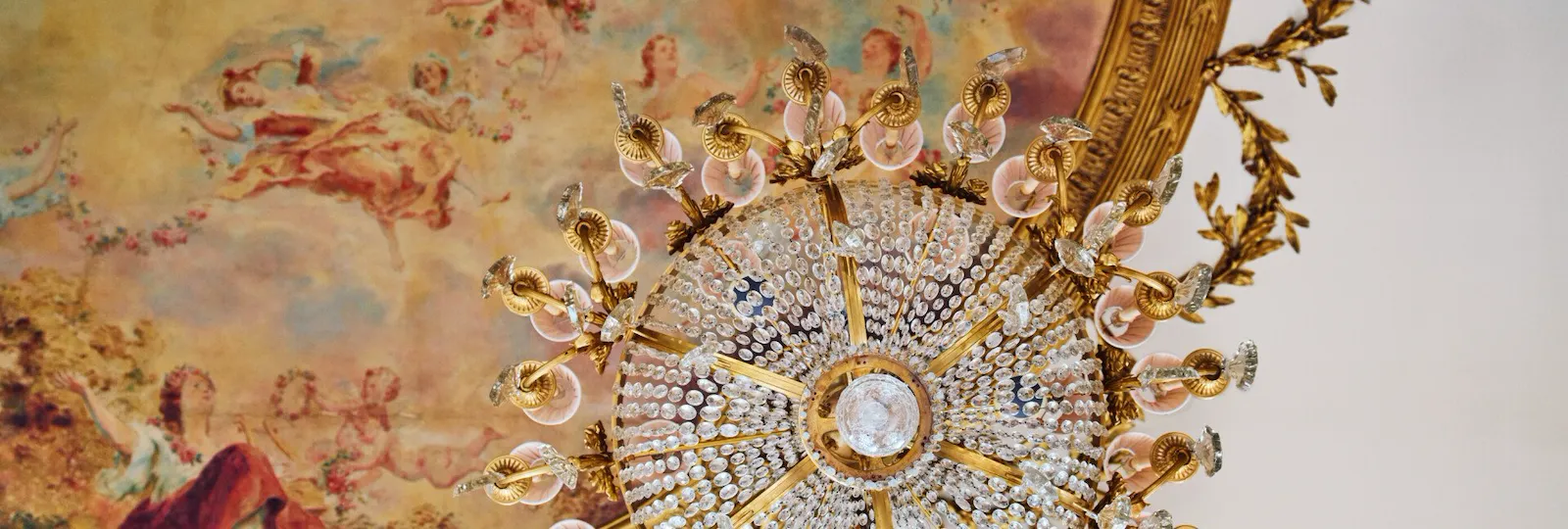 Zoom sur un détail du plafond du Restaurant le Meurice Alain Ducasse, une peinture derrière un lustre, au Meurice, Paris