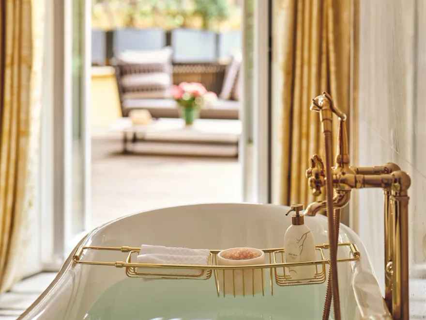 Vasca da bagno riempita d'acqua nel bagno della Suite Aurora Terrace a Hotel Eden, Roma