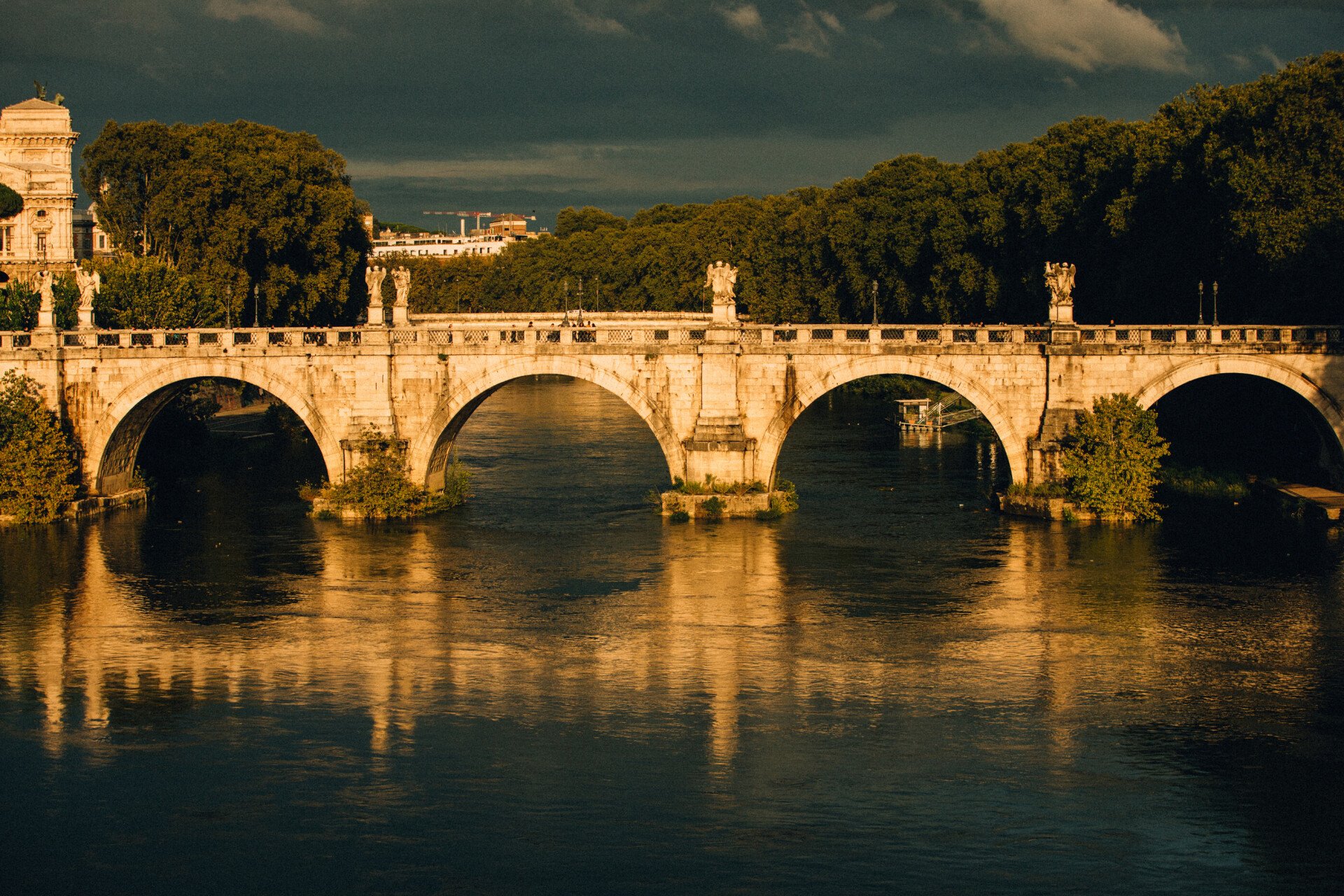 Ponte Sant'angelo sul fiume tevere a Roma