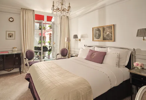 Voici la chambre de la chambre simple classique n°401 du Plaza Athénée.