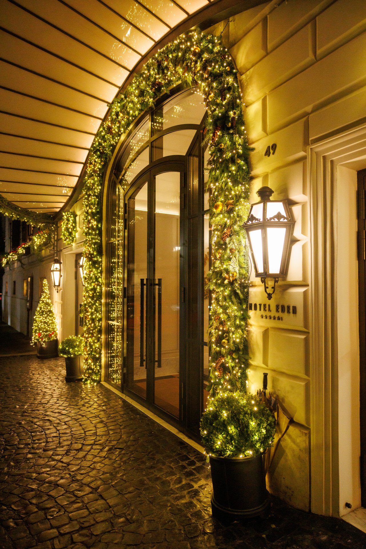 Ingresso di Hotel Eden con decorazioni natalizie