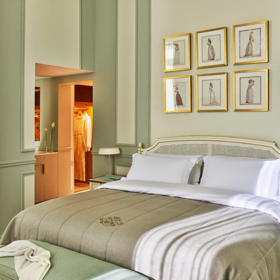 Chambre d'une suite supérieure au Meurice, Paris.