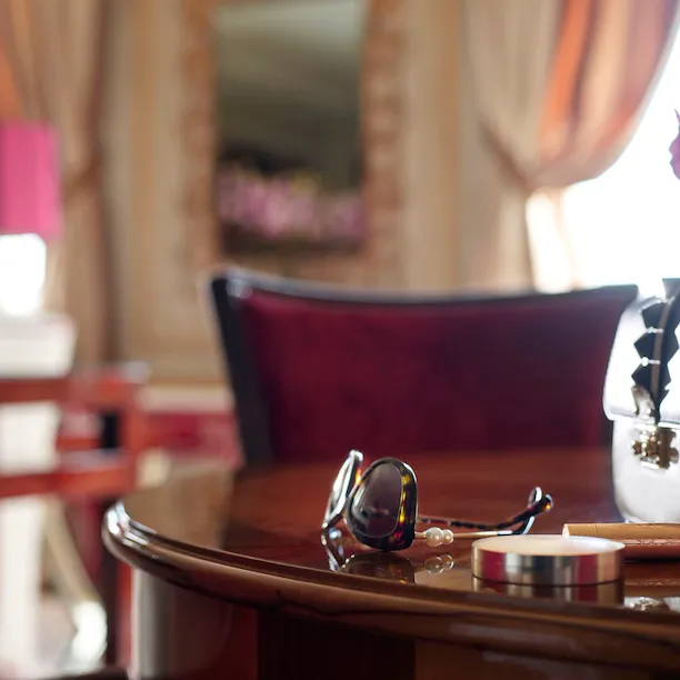 Imperial Executive Suite Dettaglio con occhiali da sole, prodotti per il trucco e una borsetta marrone chiaro