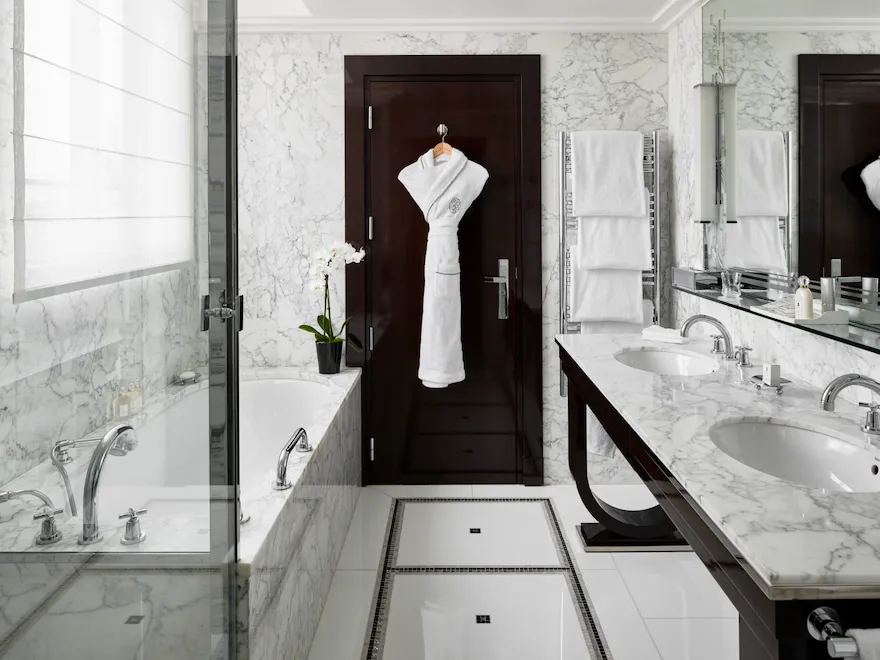 La salle de bain de l'Appartement Suite de l'Hôtel Plaza Athénée.