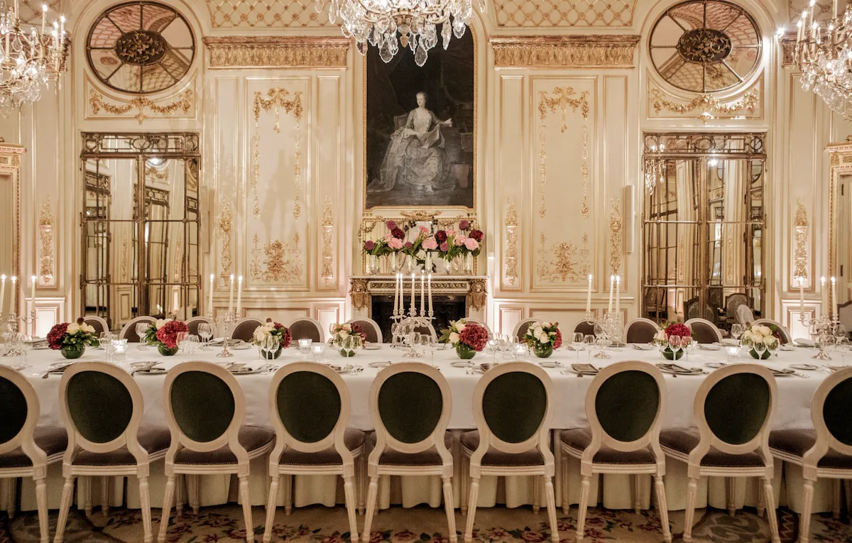 Photo du Salon Pompadour salle de réception lumineuse style Versailles, mise en place pour le dîner avec des tables rondes et grandes dressées au Meurice, Paris