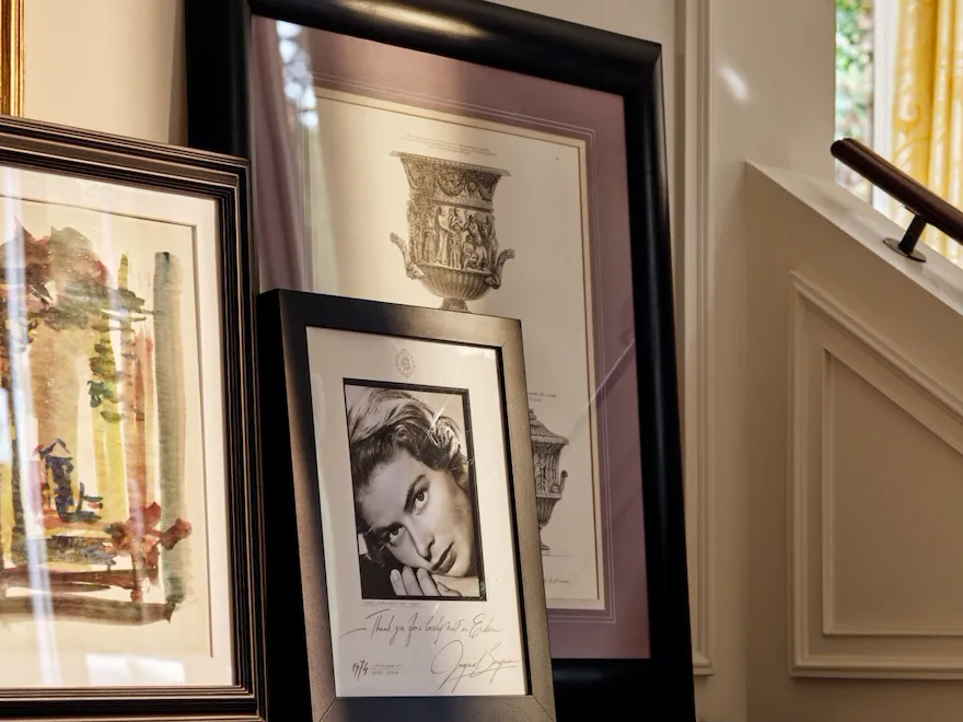 Ritratto fotografico con autogrfo di Ingrid Bergman sopra il divano della Suite Aurora Terrace a Hotel Eden, Roma