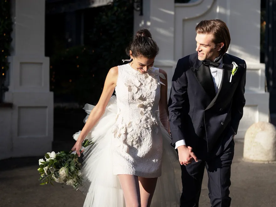 Coppia di sposi che stanno uscendo dall'hotel