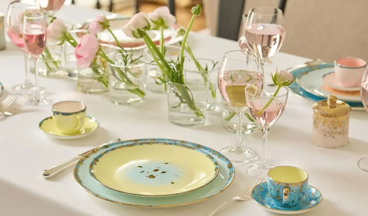 Tavola apparecchiata con piatti e tazze della collezione Eden Home