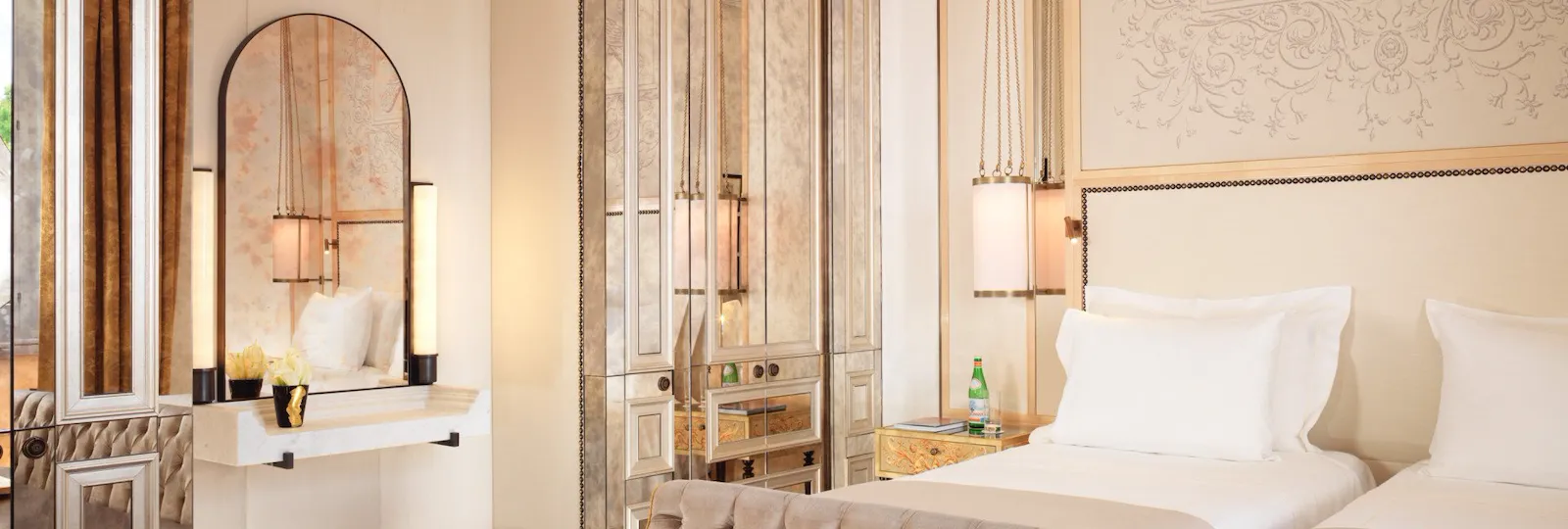 Elegant bedroom of Classic room with twin beds at Hotel Eden, Rome