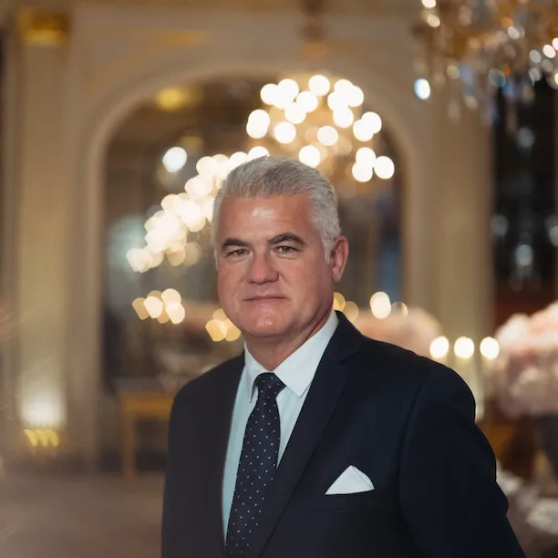 Portrait de Denis Courtiade dans la salle à manger Jean Imbert au Plaza Athénée, à l'hôtel Plaza Athénée, Paris.
