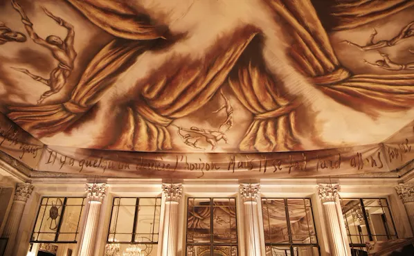 Grande vue sur un tableau réalisé par Ara Starck au plafond du restaurant Le Dali, au Meurice, Paris