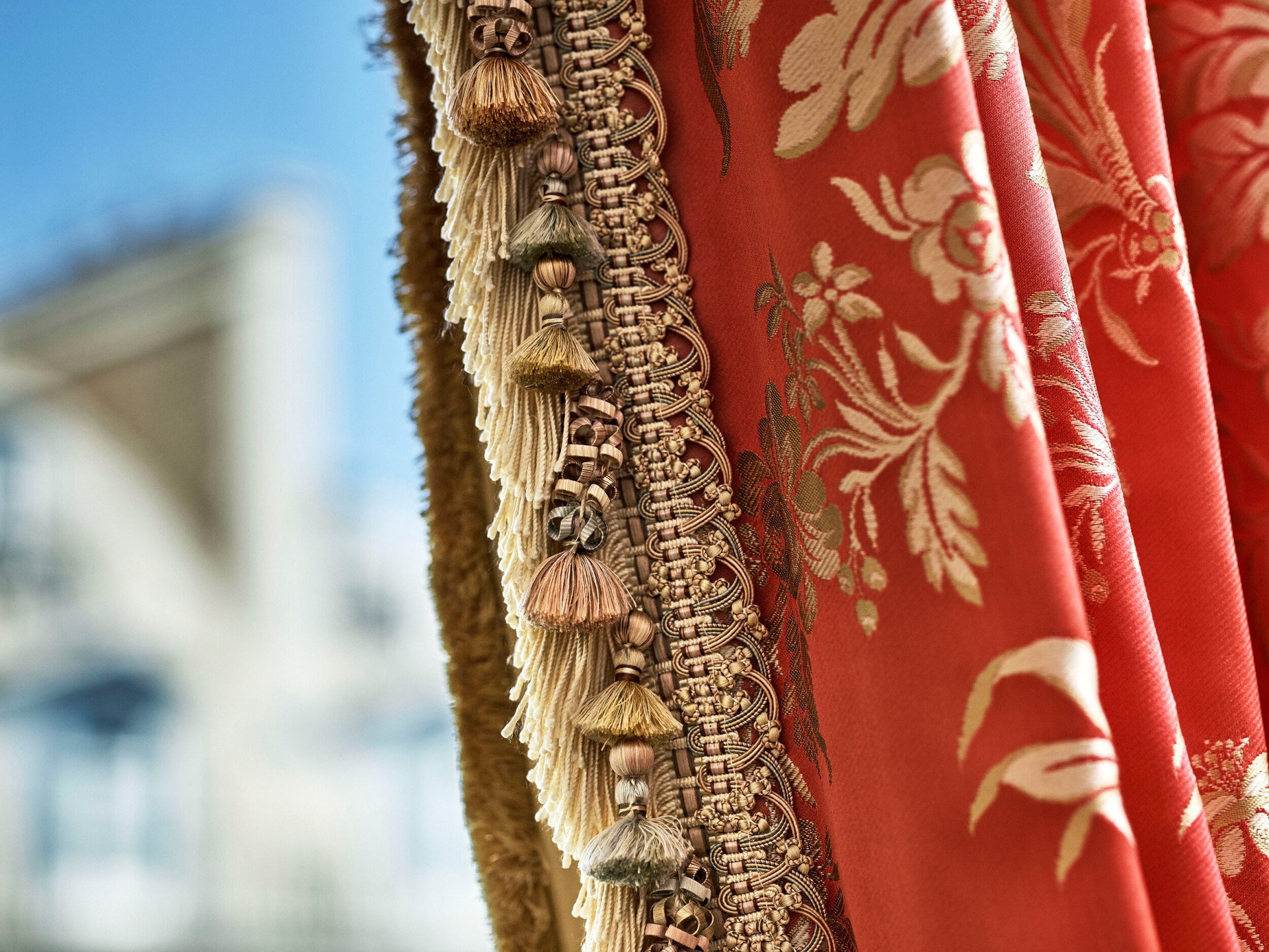 Gros plan des rideaux de la suite Pompadour du Meurice, Paris.