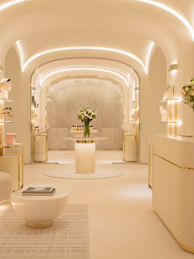 Picture of the Dior Spa Plaza Athenee entrance