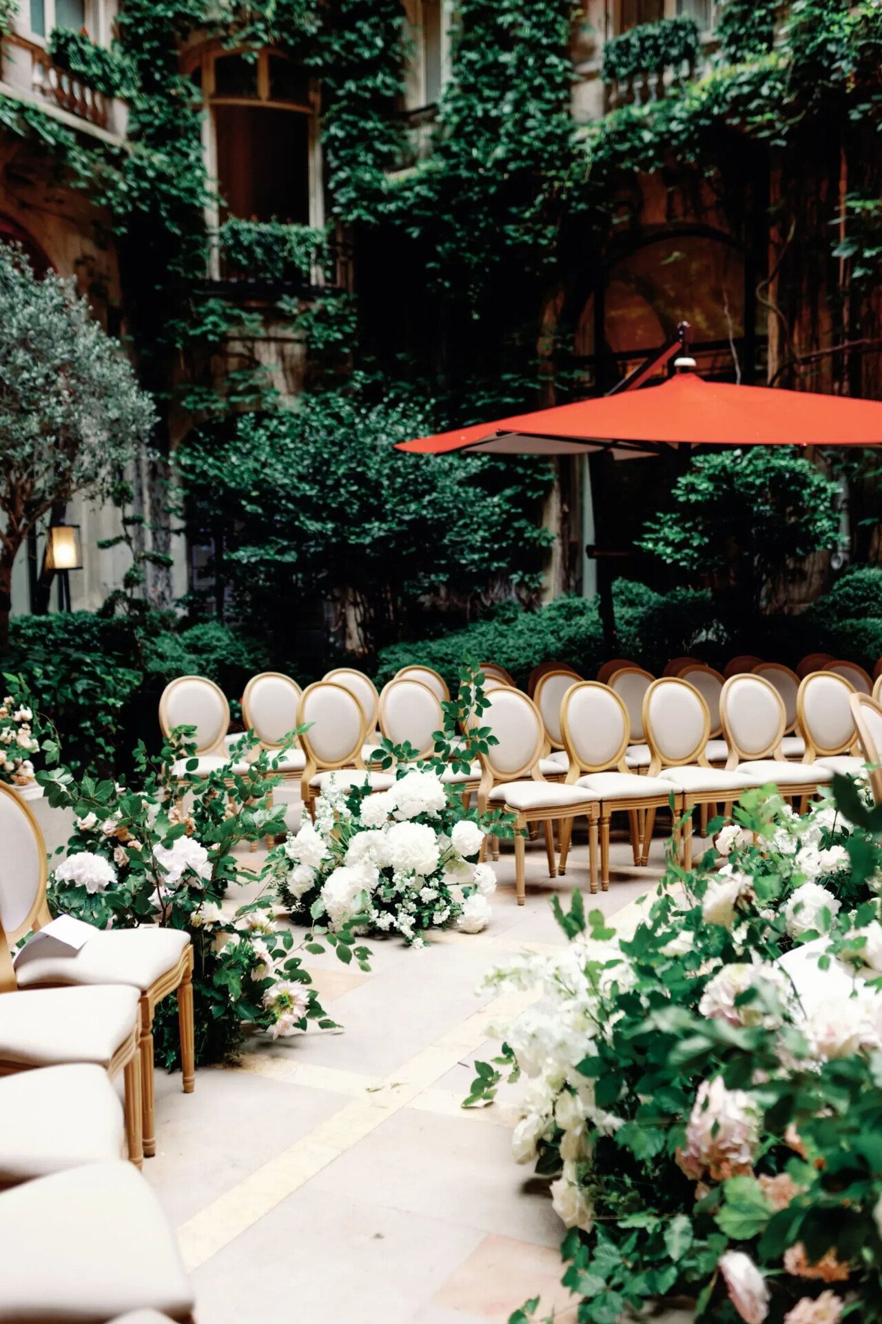 This image describes a ceremony set-up in La Cour Jardin at Le Plaza Athénée