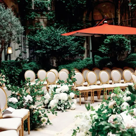 This image describes a ceremony set-up in La Cour Jardin at Le Plaza Athénée