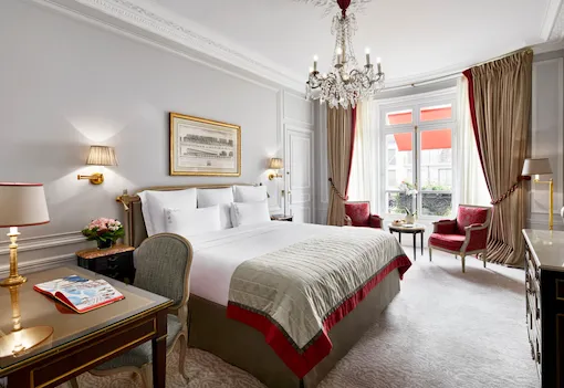 Chambre Deluxe avec vue sur l'Avenue Montaigne à l'Hotel Plaza Athenee