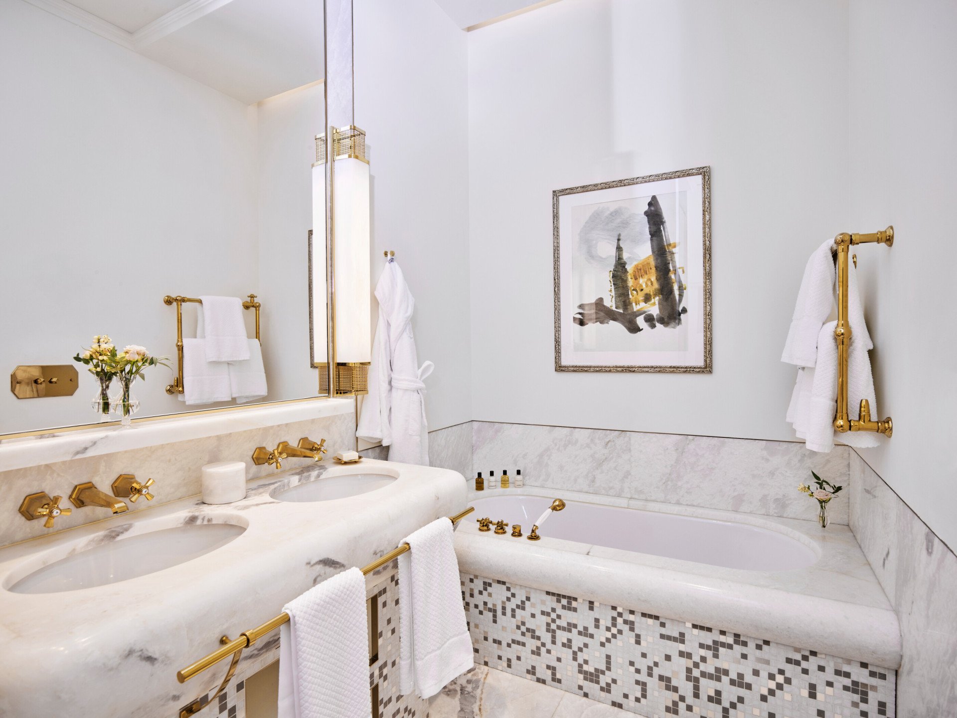 Bagno in marmo di una suite a Hotel Eden Roma