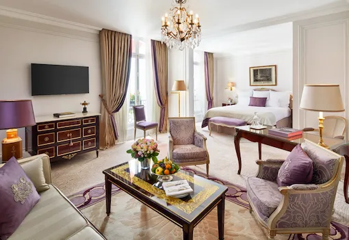 Sala de estar da suite júnior no hotel plaza athenee