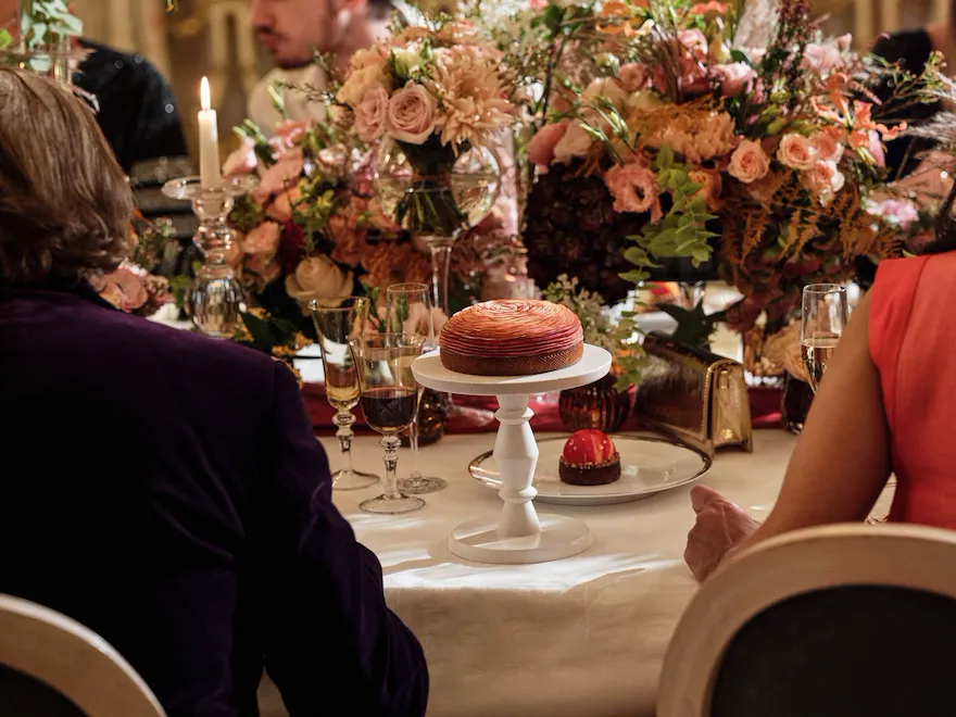 Tarte aux pommes rose, sur une table avec arrangement floral dans Le Salon Pompadour au Meurice, Paris - Dorchester Collection