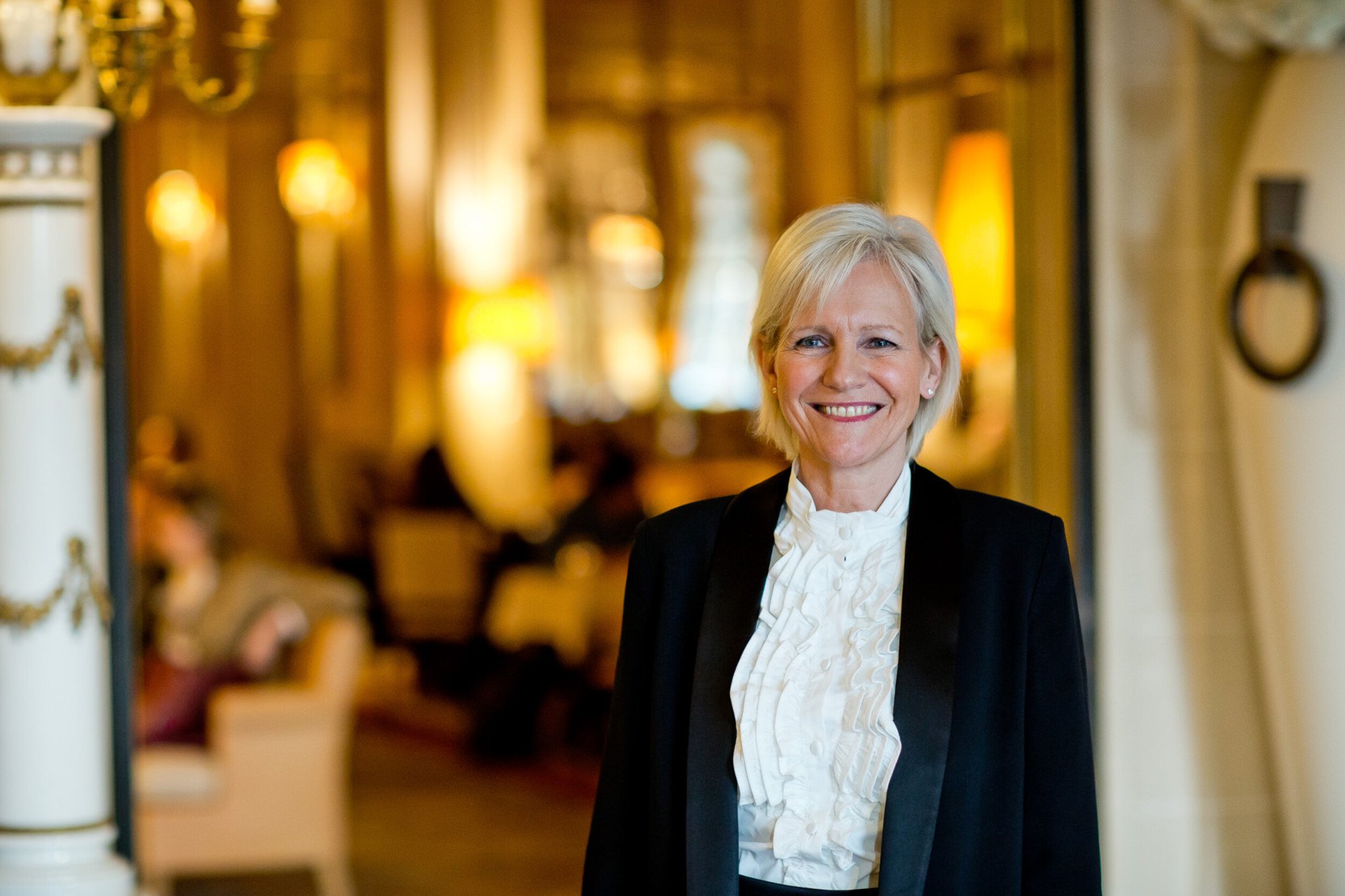Retrato em grande plano da diretora-geral Franka Holtmann no Le Meurice, Paris.