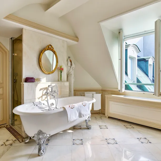 Fotografia de paisagem da casa de banho da suite Parisenne no Le Meurice, Paris.