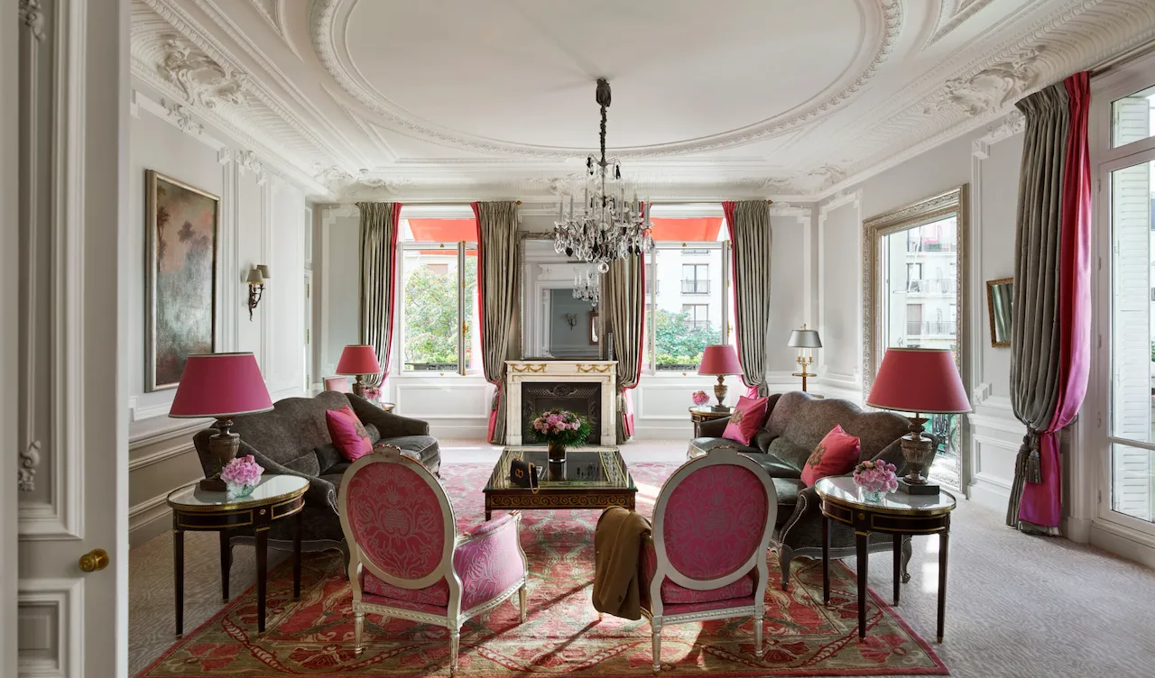 O salão da Suite Eiffel HauteCouture no Hôtel Plaza Athénée.