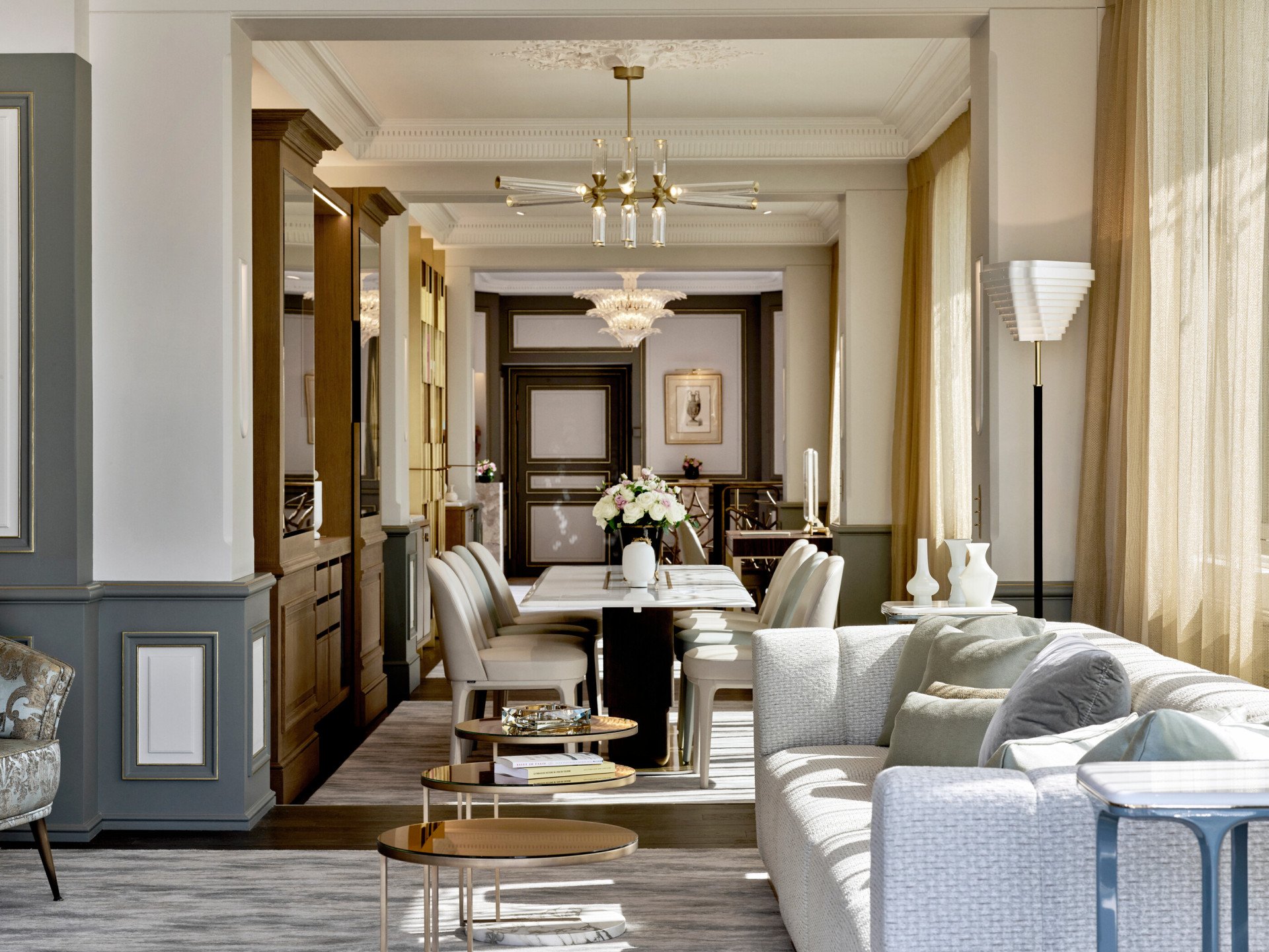 Salon de la suite Belle Etoile avec canapé et table à manger au Meurice, Paris